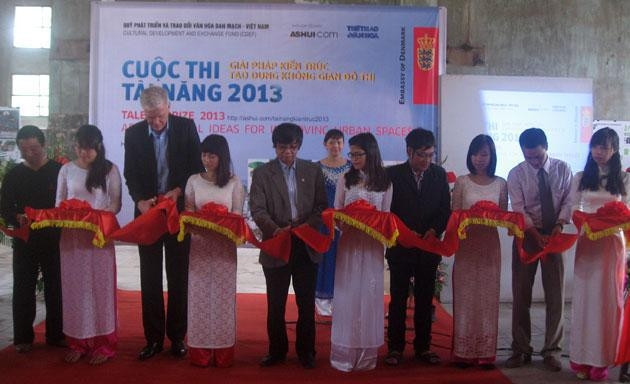 Cắt băng khánh thành triển lãm.