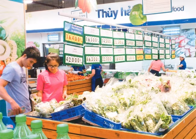 Hàng hóa được bày bán tại siêu thị Co.opmart Hà Đông, Hà Nội.