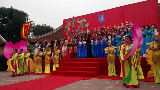 Biểu diễn văn nghệ chào mừng Ngày thơ.