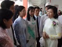 Thứ trưởng Đặng Huỳnh Mai
(bìa phải) thăm hỏi các
sinh viên mới ra trường
về nhận nhiệm sở mới.