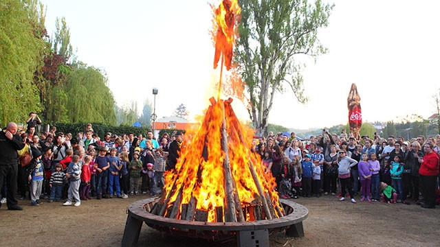 Người dân TP Lund đốt lửa xua đuổi điều xấu trong lễ hội Valborg. Ảnh: PINTEREST