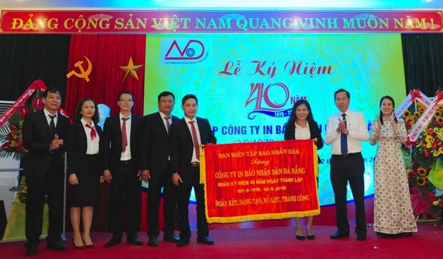 Bí thư Đảng ủy, Tổng Biên tập Báo Nhân Dân Thuận Hữu trao tặng bức trướng mang dòng chữ “Đoàn kết, Sáng tạo, Nỗ lực, Thành công” cho Công ty.