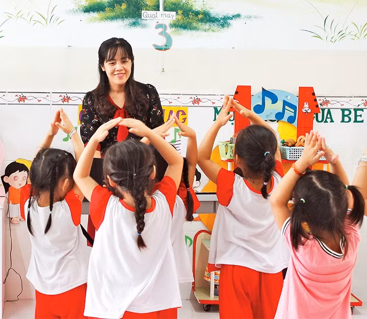 Cô giáo Nguyễn Thị Kim Xuyến (Trường mầm non Trường Thạnh, quận 9) với các học sinh.