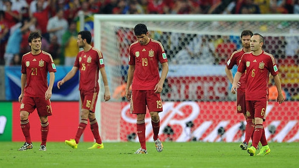 Các cầu thủ Tây Ban Nha buồn bã rời sân.