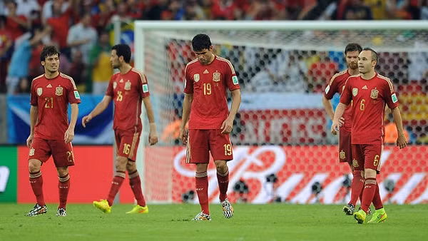 Các cầu thủ Tây Ban Nha buồn bã rời sân.