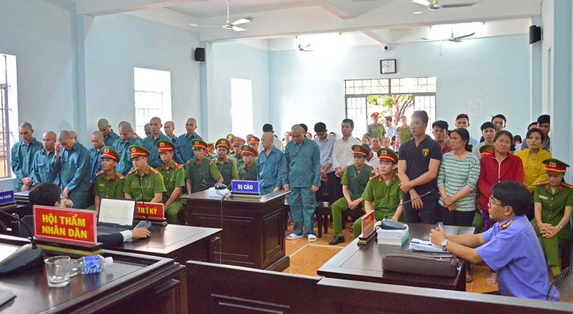 Các bị cáo bị đưa ra xét xử tại phiên tòa.