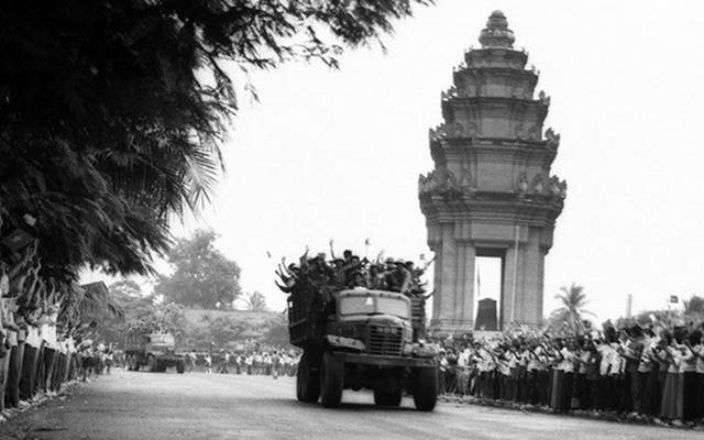 Nhân dân thủ đô Phnôm Pênh (Cam-pu-chia) tiễn đưa quân tình nguyện Việt Nam về nước. Ảnh tư liệu: TTXVN