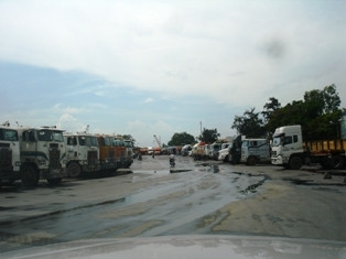 Hàng trăm xe container vào cảng, tạm nghỉ.