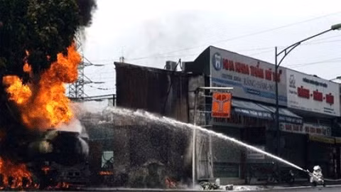 Lực lượng cứu hỏa phun bọt CO2 để dập tắt đám cháy.