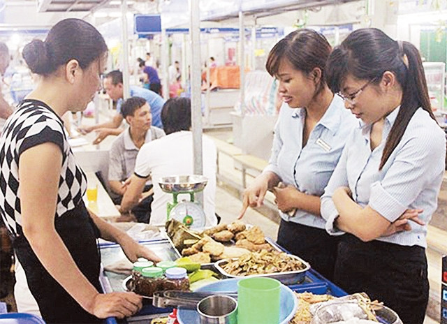 Người dân mua sắm tại chợ Mơ.