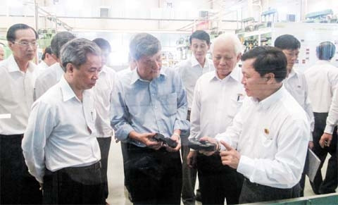 Lãnh đạo Công ty cao-su Thống Nhất giới thiệu sản phẩm của đơn vị.