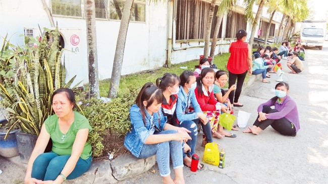 Công nhân lao động tại Công ty TNHH Nam Phương (huyện Củ Chi) lo lắng khi doanh nghiệp này đang nợ 28 tỷ đồng tiền BHXH.