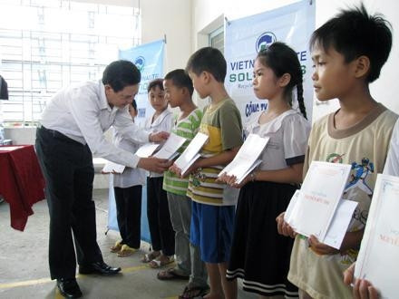 Ðại diện Ủy ban MTTQ thành phố Hồ Chí Minh trao học bổng cho học sinh nghèo xã Ða Phước, huyện Bình Chánh.