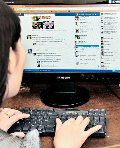 Ngoài những tiện ích, mạng xã hội còòn ẩn chứa không ít hệ lụy. Ảnh: Trần Hải 