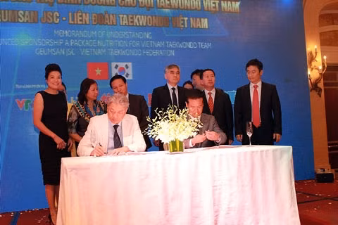 Viện nhân sâm thảo dược Quốc tế Geumsan ký tài trợ cho đoàn taekwondo Việt Nam