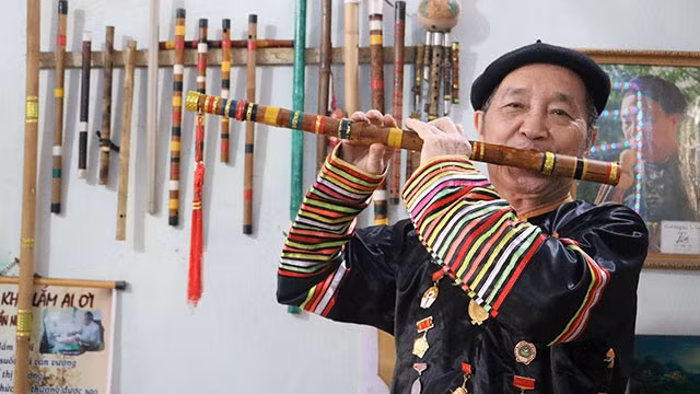 Nghệ nhân Nguyễn Tư Xin với cây sáo dân tộc.