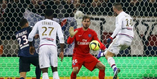 Sergi Darder có bàn thắng đẹp giúp Lyon dẫn trước Paris Saint Germain 2-0. (Ảnh: Reuters).