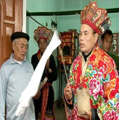 Thầy cúng làm lễ cầu phúc, cầu may mang một năm mới mưa thuận gió hòa.