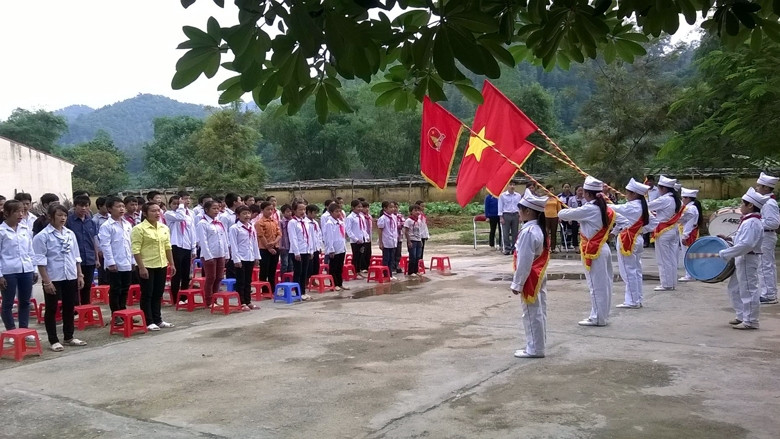 Chào cờ đầu tuần tại Trường phổ thông dân tộc bán trú trung học cơ sở Quý Quân, huyện Hà Quảng (Cao Bằng). 