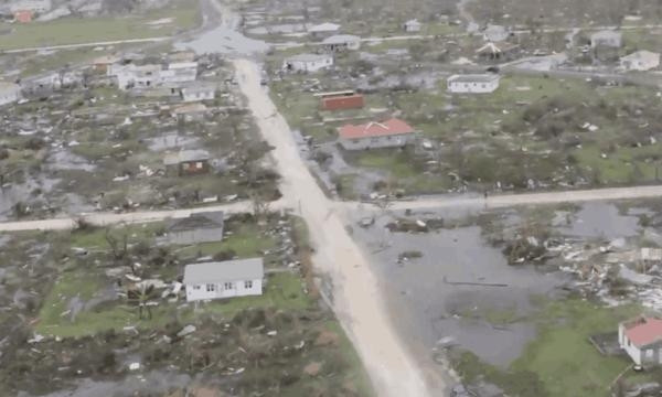 Cảnh tượng đổ nát trên đảo Barbuda sau khi bão Irma càn quét, gần 90% nơi ở trên đảo này bị san phẳng. (Ảnh: ABS TV)