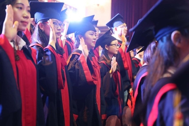 Các tân bác sĩ, dược sĩ trong lễ trao bằng tốt nghiệp của Khoa Y Dược, Đại học Quốc gia Hà Nội (Ảnh: Khoa Y Dược)