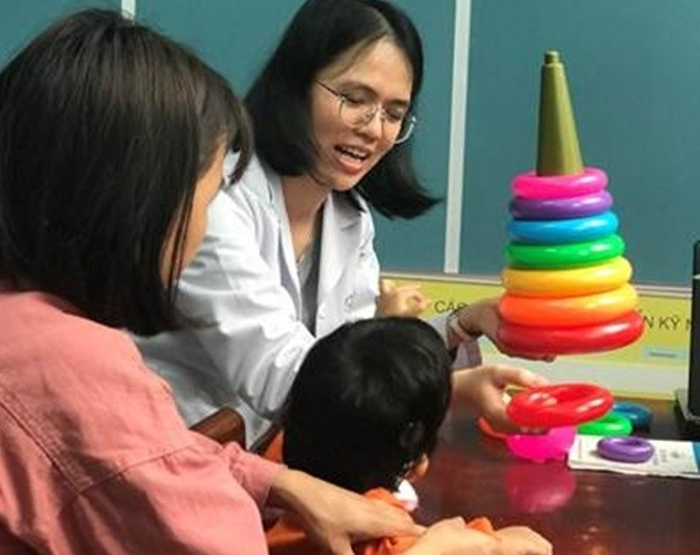 Trẻ nghe kém được can thiệp trị liệu ngôn ngữ tại Bệnh viện Nhi Trung ương.