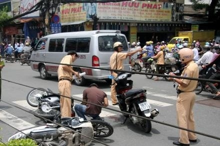 Cảnh sát điều tra tại hiện trường vụ cướp