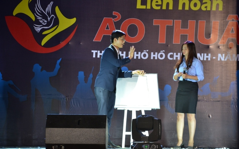 Một tiết mục ảo thuật trong buổi khai mạc.