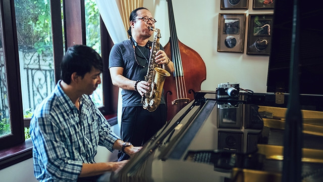 Nguyễn Việt Thanh cùng Trần Mạnh Tuấn trong một lần song tấu.