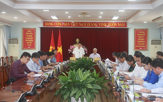 Đồng chí Phan Đình Trạc phát biểu ý kiến kết luận tại buổi làm việc.