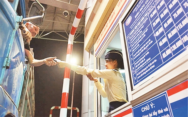 Lái xe dừng để lấy vé và thanh toán tiền phí khi lưu thông trên đường Pháp Vân - Cầu Giẽ.