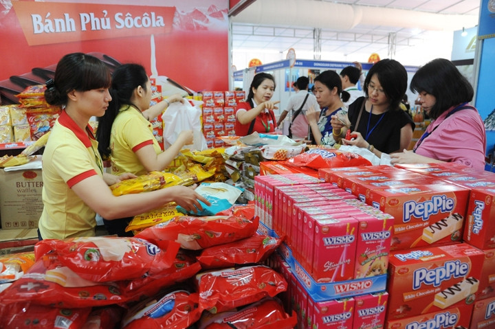 Đăng ký quyền sở hữu trí tuệ sản phẩm hàng hóa không những giúp doanh nghiệp tránh xảy ra tranh chấp mà còn được bảo hộ và khai thác có hiệu quả trong điều kiện hội nhập. Trong ảnh: Khách tham quan và