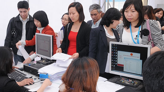 Người nộp thuế làm thủ tục kê khai tại Cục Thuế Hà Nội. Ảnh: HẢI NAM