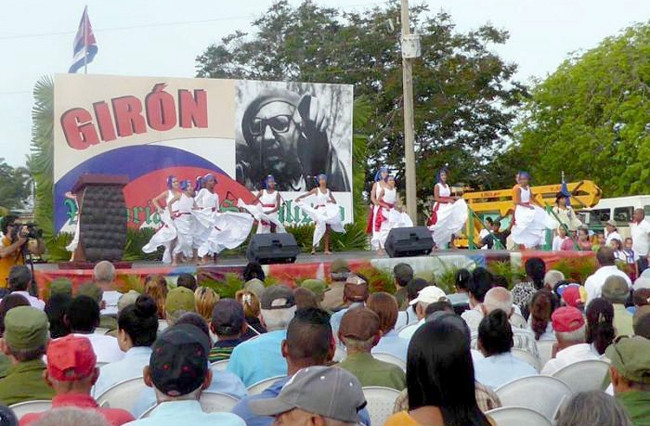 Người dân Cu-ba kỷ niệm chiến thắng Hi-rôn. Ảnh: GRANMA