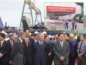Phó Thủ tướng Vũ Khoan dự và
phát lệnh đặt ky đóng tàu 53.000 tấn.