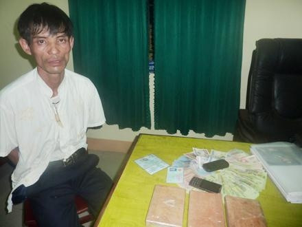 Đối tượng bị bắt quả tang cùng tang vật vụ án.