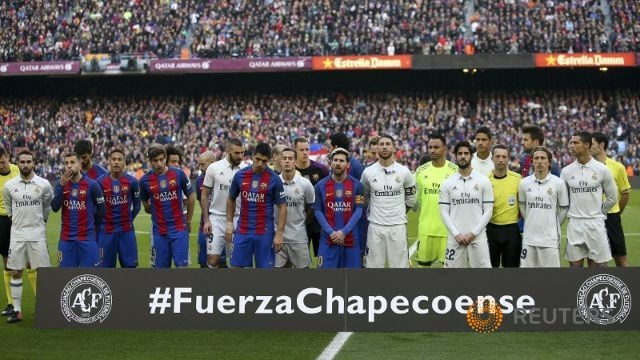 Cầu thủ hai đội Barca và Real dành một phút mặc niệm nạn nhân vụ rơi máy bay trong trận El Clasico cuối tuần qua. Ảnh: Reuters