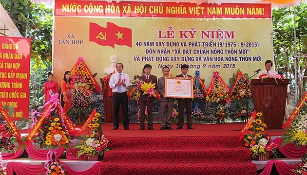 Lãnh đạo xã Tân Hợp, huyện Hướng Hóa (Quảng Trị) đón nhận Bằng đạt chuẩn xã nông thôn mới.