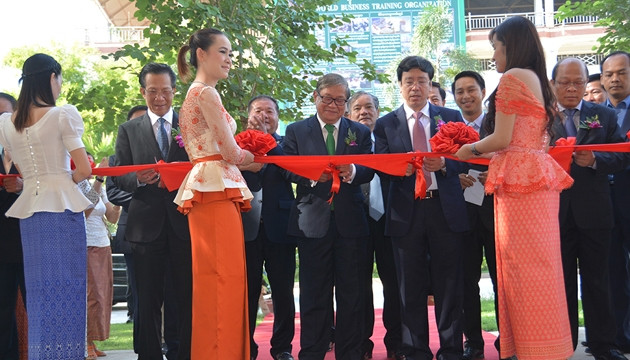 Cắt băng khánh thành công trình.