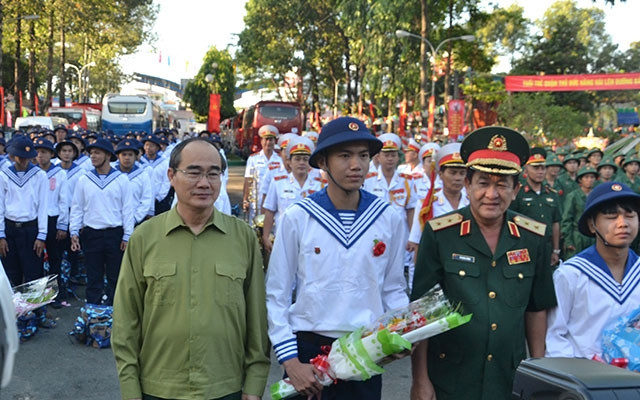 Đồng chí Nguyễn Thiện Nhân, Ủy viên Bộ Chính trị, Bí thư Thành ủy TP Hồ Chí Minh tặng hoa cho các tân binh.