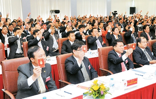 Các đại biểu dự Đại hội Đảng bộ Tổng công ty Truyền tải điện Quốc gia biểu quyết chốt danh sách bầu cử Ban Chấp hành Đảng bộ khóa II, nhiệm kỳ 2015 -2020. Ảnh: TRẦN HẢI