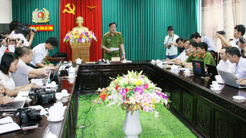 Thủ trưởng cơ quan CSĐT Công an tỉnh Hà Tĩnh Bùi Đình Quang công bố quyết định khởi tố vụ án. 