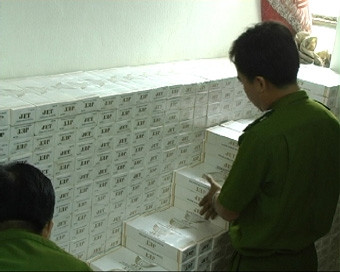 Đội PNĐTABLSXBBHG – Công tỉnh Đồng Nai đang kiểm tra thuốc lá nhập lậu.
