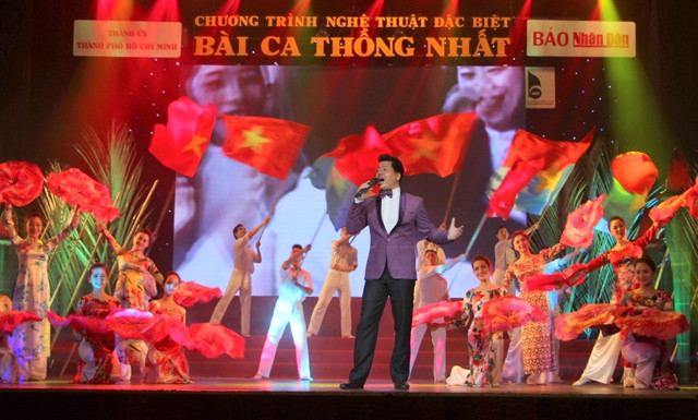 Một tiết mục văn nghệ trong chương trình nghệ thuật "Bài ca thống nhất". Ảnh: QUANG QUÝ