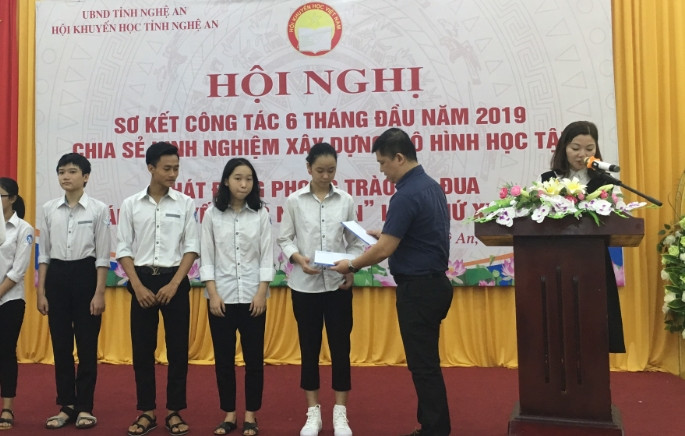 Hội khuyến học Nghệ An cùng Hệ thống giáo dục Học mãi trao học bổng đặc biệt cho học sinh Trường THPT Lê Viết Thuật (Nghệ An)