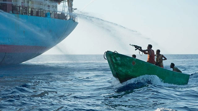 Một tàu hàng phun nước chống trả cướp biển tại vịnh Guinea. Ảnh: NATIONAL DAILY