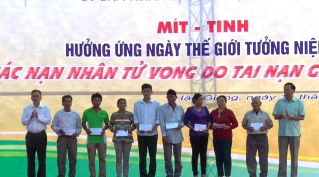 Tặng quà cho các gia đình có người thân bị tai nạn giao thông.