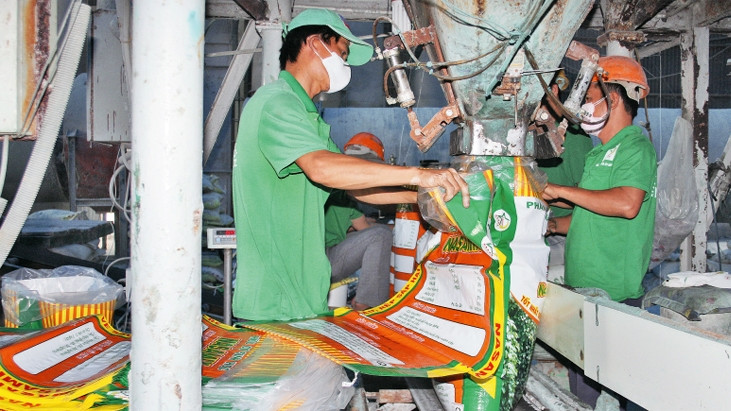 Dây chuyền sản xuất phân bón của Công ty phân bón Năm Sao (huyện Bình Chánh, TP Hồ Chí Minh).