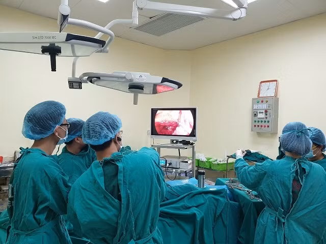 Phẫu thuật nội soi cắt u thực quản cho bệnh nhân.