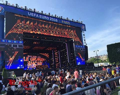 Cổ động viên đổ về khu Fan Zone tại Pa-ri chờ đợi lễ khai mạc EURO 2016.